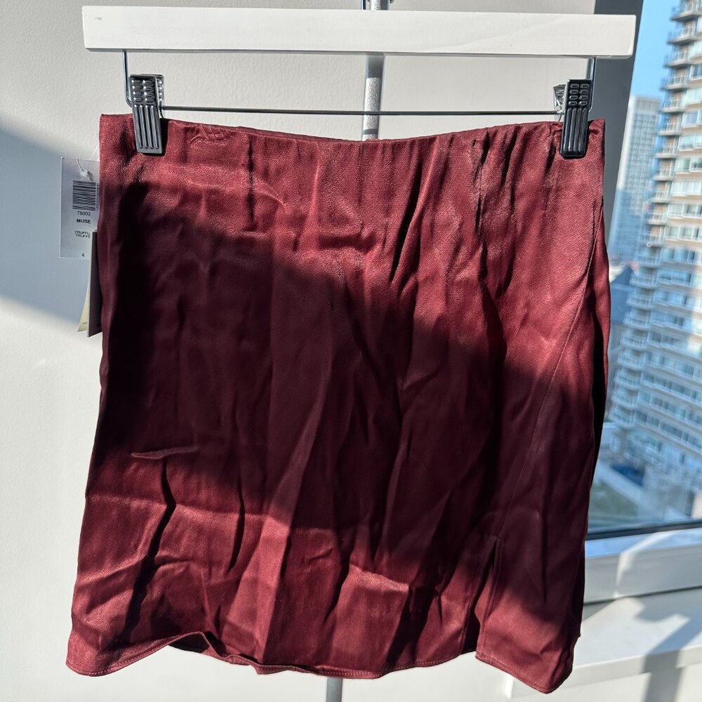 Aritizia Wilfred Burgandy Muse Skirt Mini with side slit